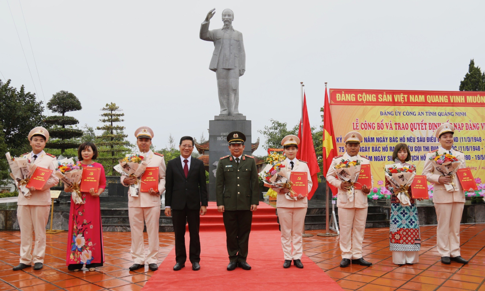 Đảng bộ Công an tỉnh: Kết nạp Đảng viên mới dưới tượng đài Bác Hồ trên đảo Cô Tô