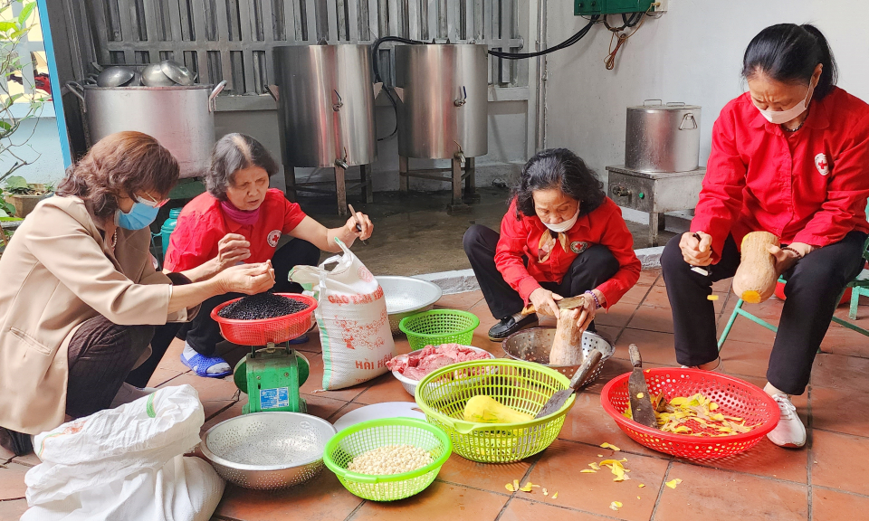 "Nồi cháo nhân đạo" của Chi hội Chữ thập đỏ khu 6