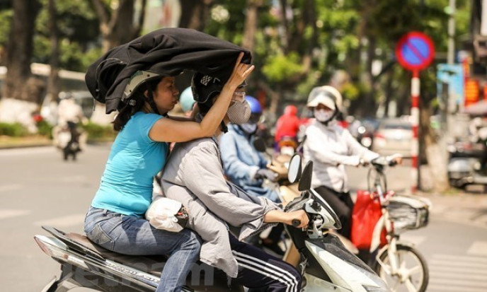 Đông Bắc Bộ nhiều mây, ngày có mưa vài nơi, đêm có mưa, mưa rào rải rác