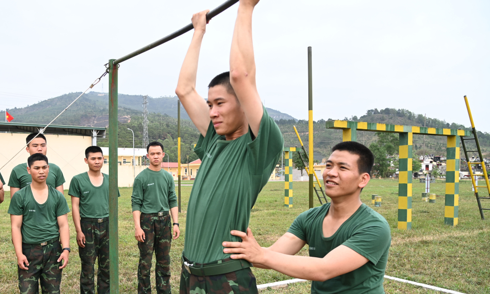 Cử nhân Luật tình nguyện lên đường nhập ngũ