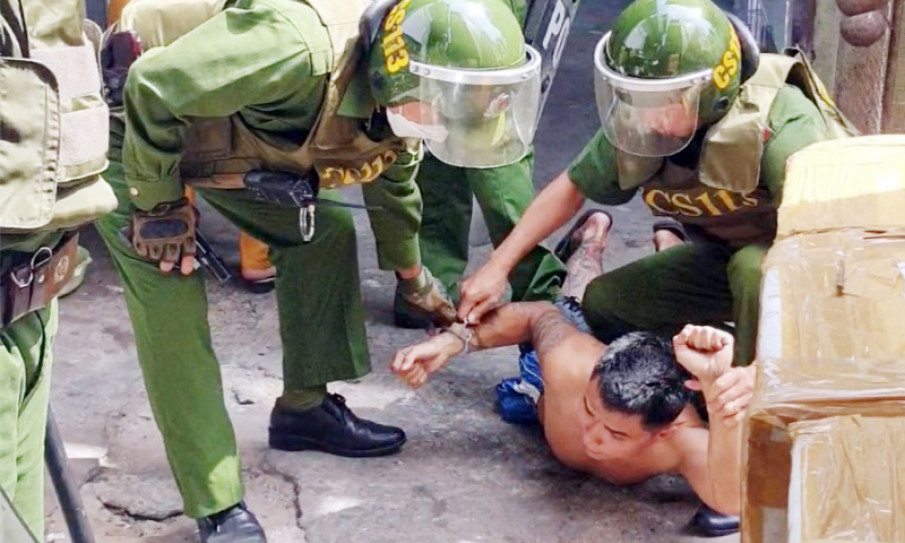 Khống chế đối tượng ngáo đá đâm cha trọng thương