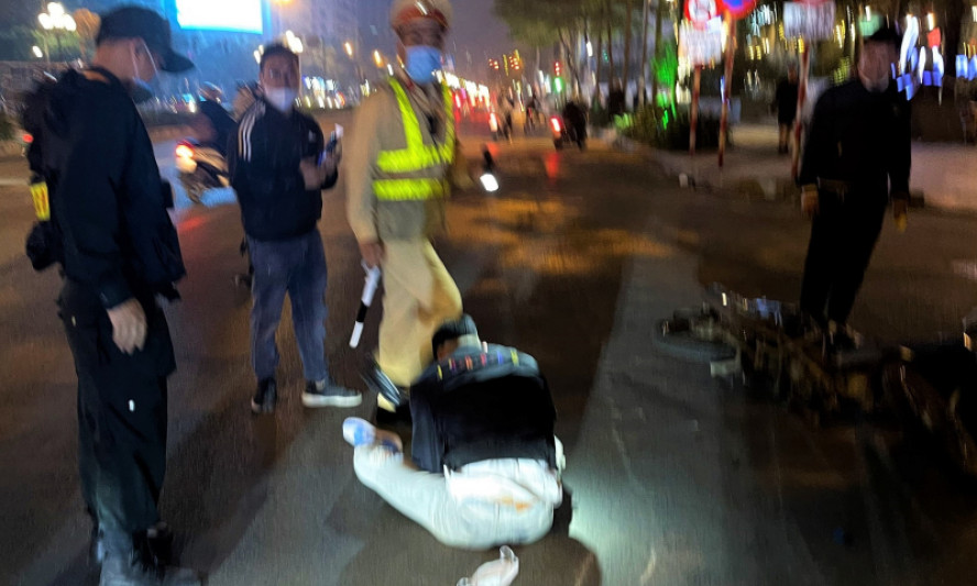 Thông chốt làm ngã thai phụ, quái xế nói không nhớ được gì