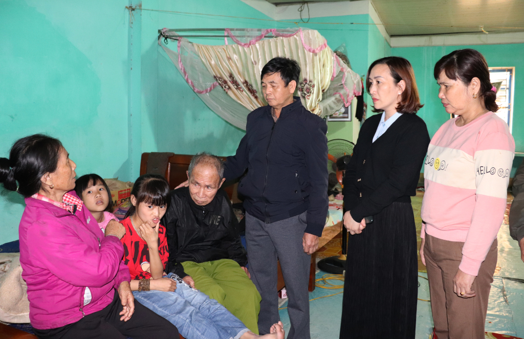 Cán bộ phường và khu phố đến thăm hỏi tình hình đời sống của gia đình bà Phạm Thị Tuất, tổ 65, khu 8, phường Hà Phong (TP Hạ Long) - một trong những hộ có hoàn cảnh khó khăn trên địa bàn.