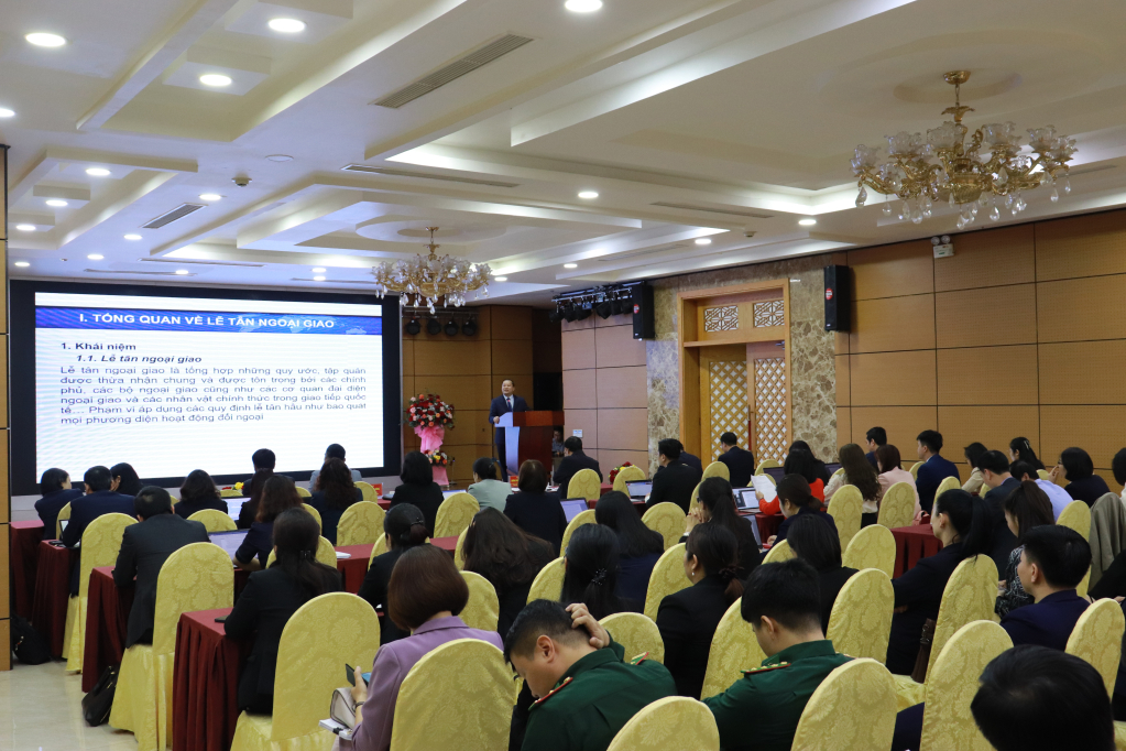 Các giảng viên của Ban đối ngoại Trương ương và Bộ Ngoại giao truyền đạt về những kỹ năng, cách tổ chức trong công tác đối ngoại tới các đại biểu.