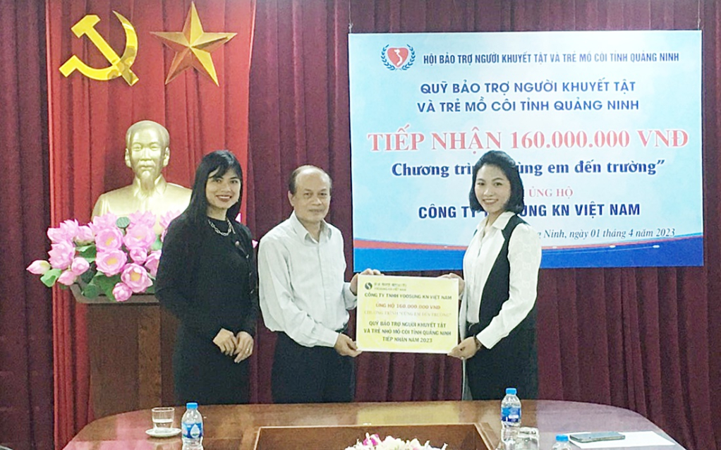 Lãnh đạo Hội Bảo trợ NKT-TMC tỉnh tiếp nhận kinh phí ủng hộ của đại diện Công ty TNHH Yoosung KN Việt Nam.