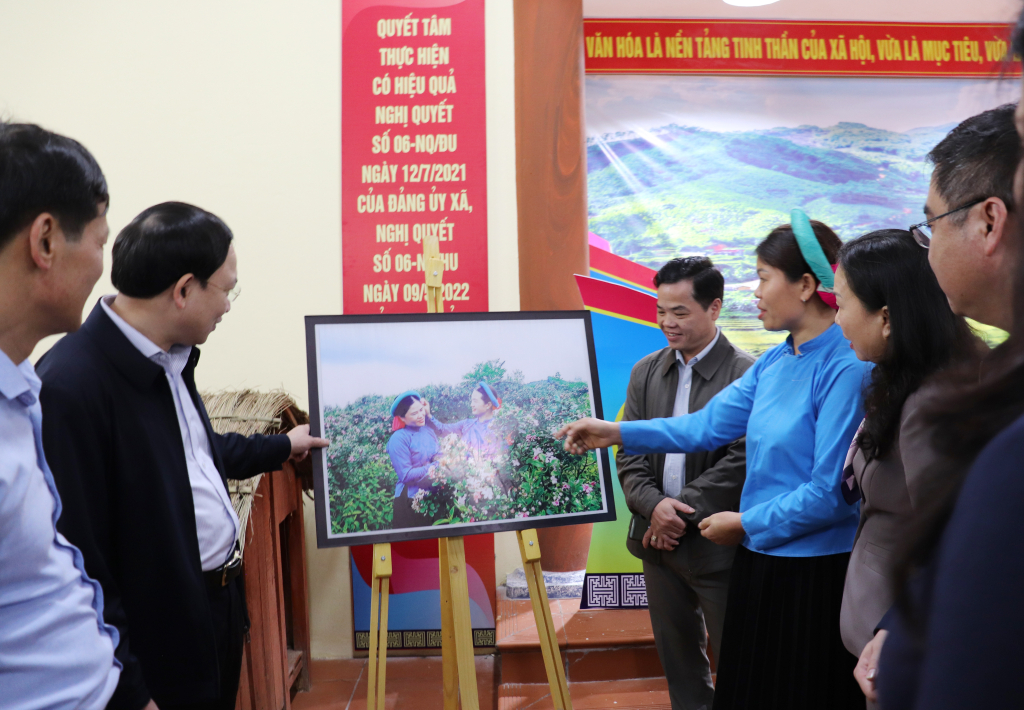 Đồng chí Bí thư Tỉnh ủy cùng đoàn công tác đến thăm Trung tâm Văn hóa Dân tộc Sán Chỉ huyện Tiên Yên được xây dựng trên địa bàn xã Đại Dực.