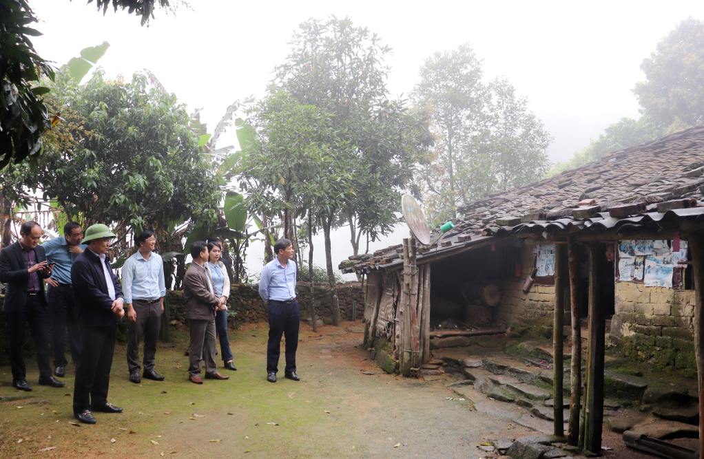 Đoàn công tác đến thăm nhà cổ của gia đình ông Nình A Liềng, thôn Khe Lục, xã Đại Dực.