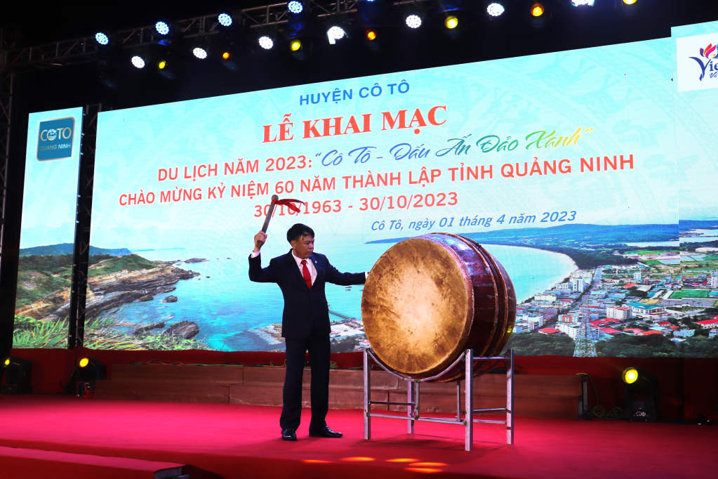 Phó Bí thư, Chủ tịch HĐND huyện Cô Tô Đặng Quang Ngạn gióng trống khai mạc du lịch Cô Tô năm 2023.