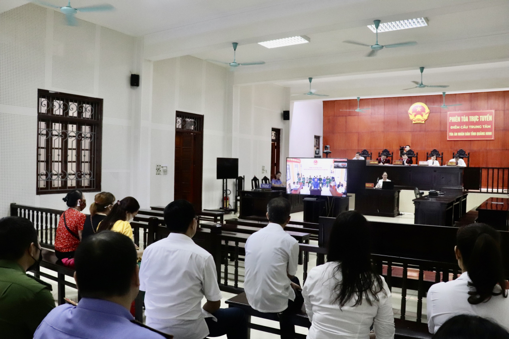 Một phiên tòa xét xử trực tuyến tại TAND tỉnh. Ảnh: Minh Đức