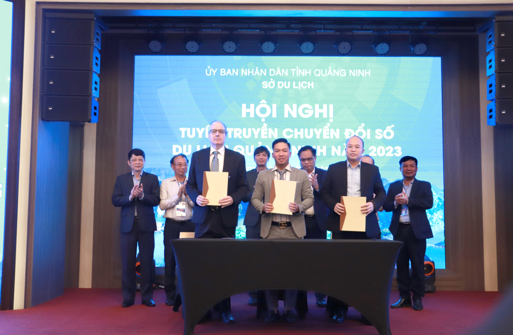 Các doanh nghiệp du lịch Quảng Ninh ký kết hợp tác với Công ty công nghệ VNLink.