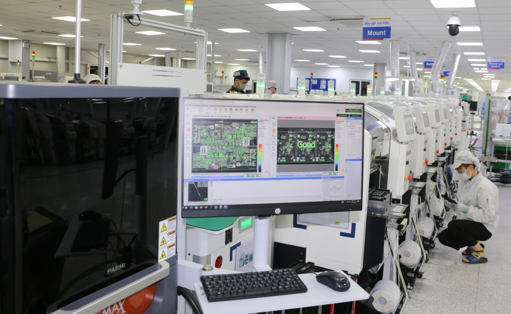 Sản xuất các linh kiện điện tử tại Công ty TNHH Competition Team Technology (KCN Đông Mai).