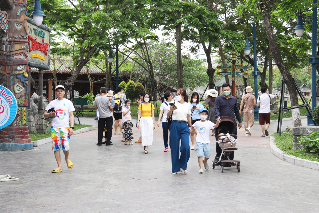Quảng Ninh khuyến khích khách du lịch hạn chế sử dụng túi nilong, chai nhựa tại các điểm vui chơi, thăm quan, du lịch... nhằm giải thiểu các tác động đến môi trường.