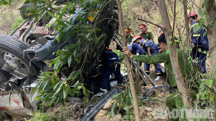 Hiện trường xe tải chở dưa lao vào vách núi ở Phú Yên, 4 người tử vong 1
