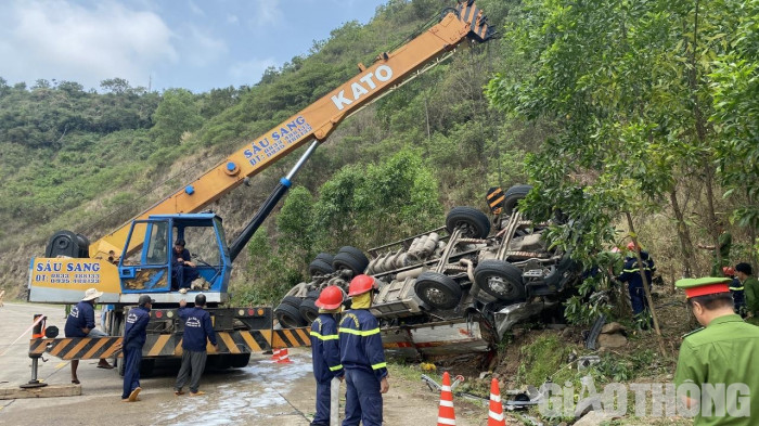 Hiện trường xe tải chở dưa lao vào vách núi ở Phú Yên, 4 người tử vong 2