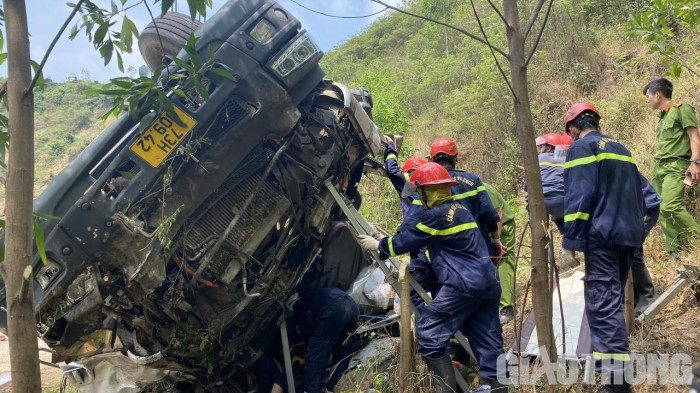 Hiện trường xe tải chở dưa lao vào vách núi ở Phú Yên, 4 người tử vong 3