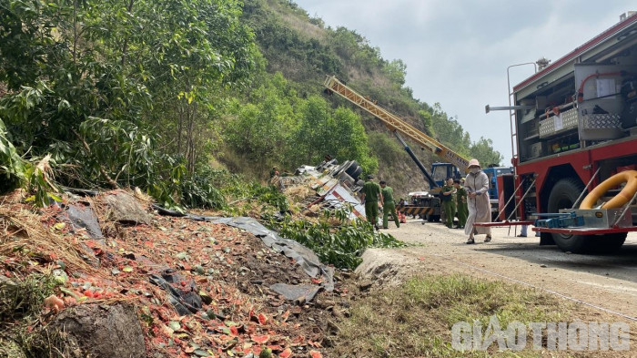 Hiện trường xe tải chở dưa lao vào vách núi ở Phú Yên, 4 người tử vong 4