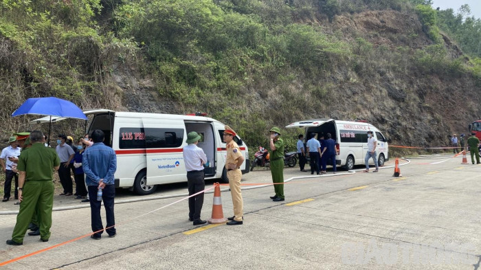 Hiện trường xe tải chở dưa lao vào vách núi ở Phú Yên, 4 người tử vong 6