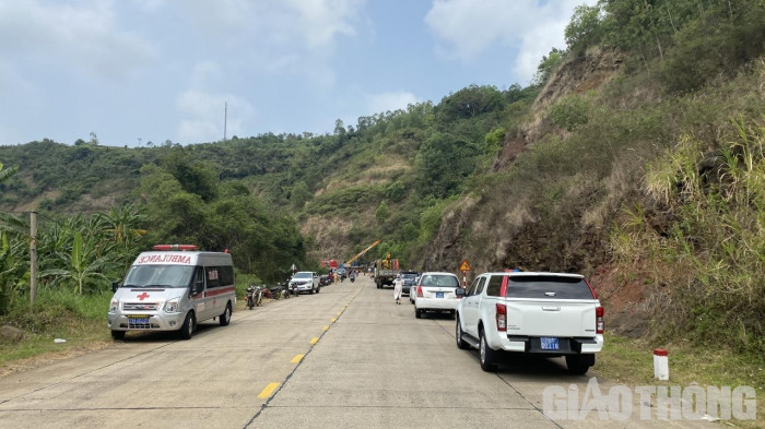 Hiện trường xe tải chở dưa lao vào vách núi ở Phú Yên, 4 người tử vong 7