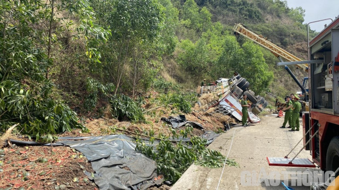 Hiện trường xe tải chở dưa lao vào vách núi ở Phú Yên, 4 người tử vong 8