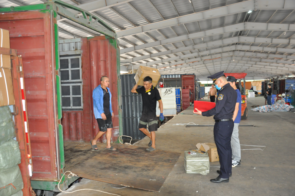 Cán bộ Chi cục Hải quan Cửa khẩu Móng Cái kiểm tra hàng hóa nhập khẩu tại bãi kiểm hóa Lối mở cầu phao tạm Km3+4 Hải Yên