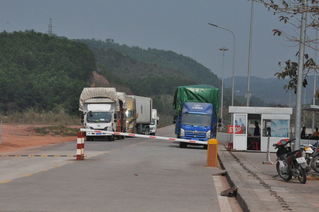 Nhập khẩu hàng hóa qua Lối mở cầu phao tạm Km3+4 Hải Yên