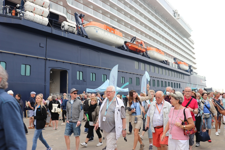 Foreign tourists visit Ha Long city.