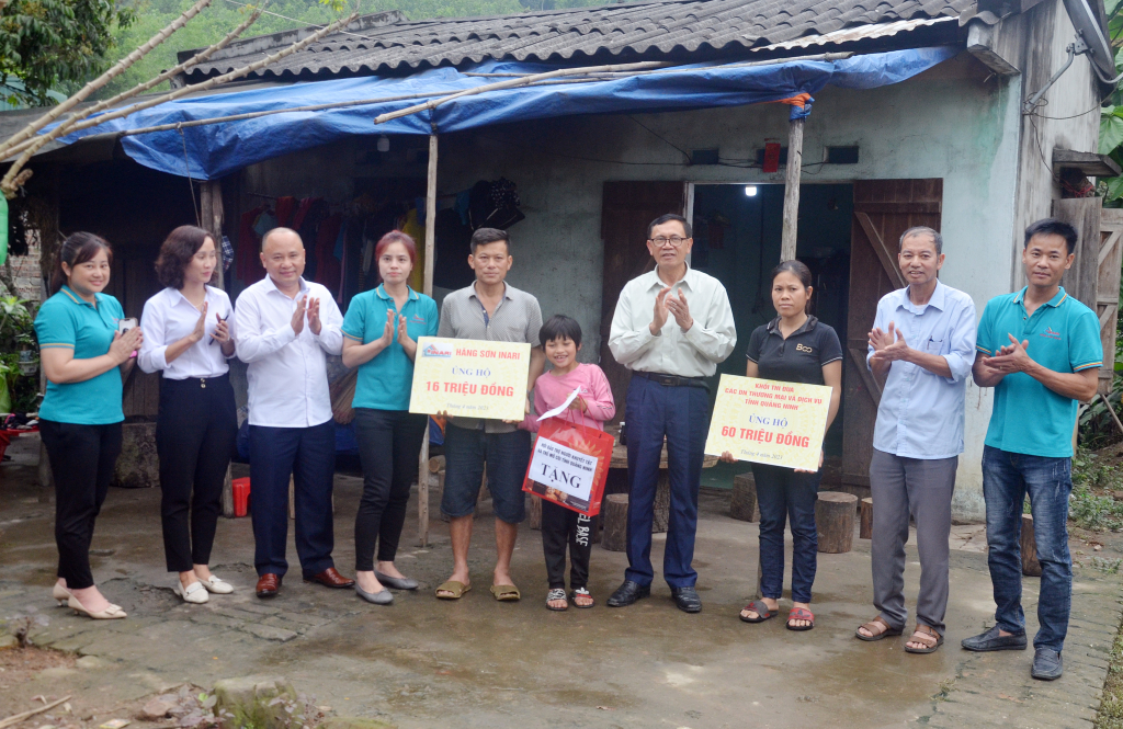 Lãnh đạo Hội Bảo trợ NKT- TMC tỉnh cùng chính quyền địa phương cùng các nhà hảo tâm trao hỗ trợ kinh phí cho gia đình anh Trương Văn Cảnh ở thôn Quan Điền- Khe Thần, xã Thượng Yên Công (TP Uông Bí).