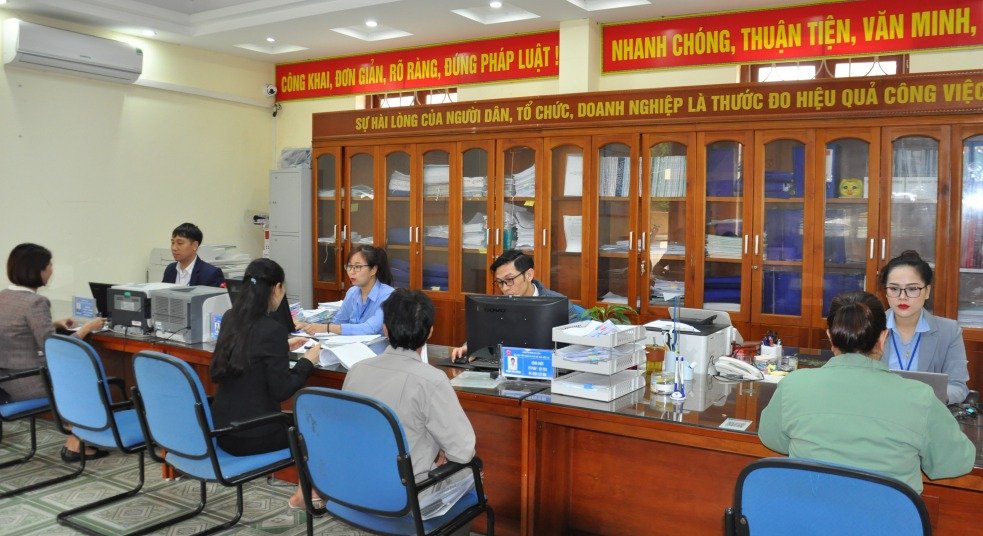 Bộ phận tiếp nhận và trả kết quả hiện đại phường Hải Hòa được kiện toàn cả về thiết bị và nhân lực, tạo thuận lợi cho người dân giải quyết TTHC.