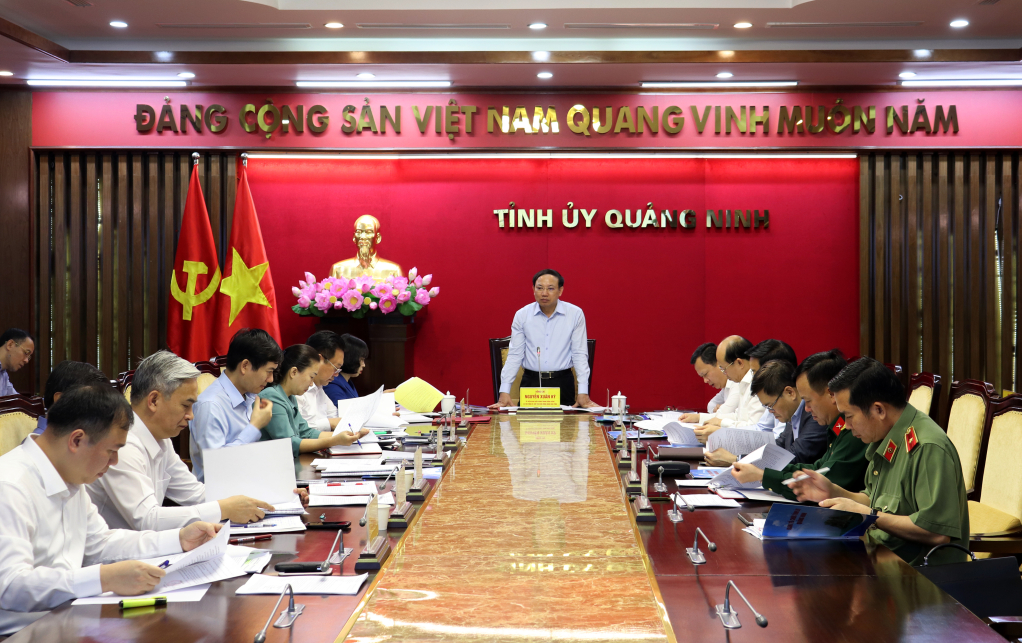 Đồng chí Nguyễn Xuân Ký, Ủy viên Trung ương Đảng, Bí thư Tỉnh ủy, Chủ tịch HĐND tỉnh, chủ trì cuộc họp.
