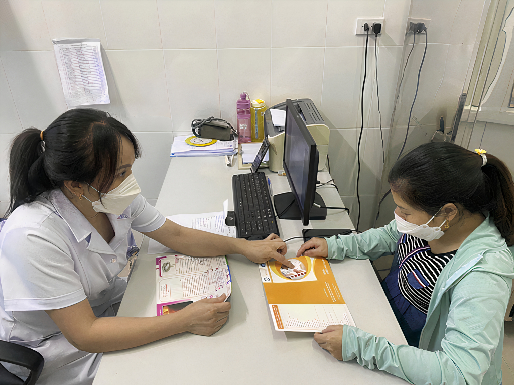 Tư vấn về sàng lọc trước sinh và sơ sinh tại Trung tâm Y tế huyện Đầm Hà.