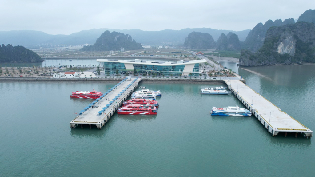 Bến cảng cao cấp Ao Tiên được đầu tư đồng bộ, hiện đại. 