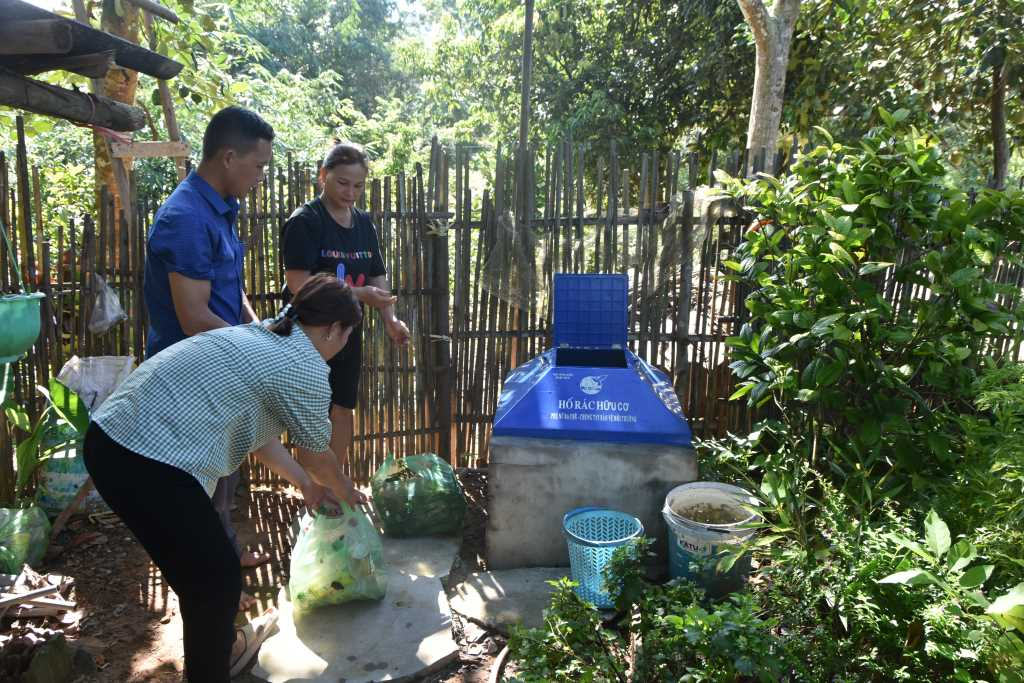 Cán bộ thôn Thành Công (xã Thanh Sơn, huyện Ba Chẽ) hướng dẫn người dân phân loại, tái chế rác sinh hoạt tại hộ gia đình. Ảnh: Trúc Linh