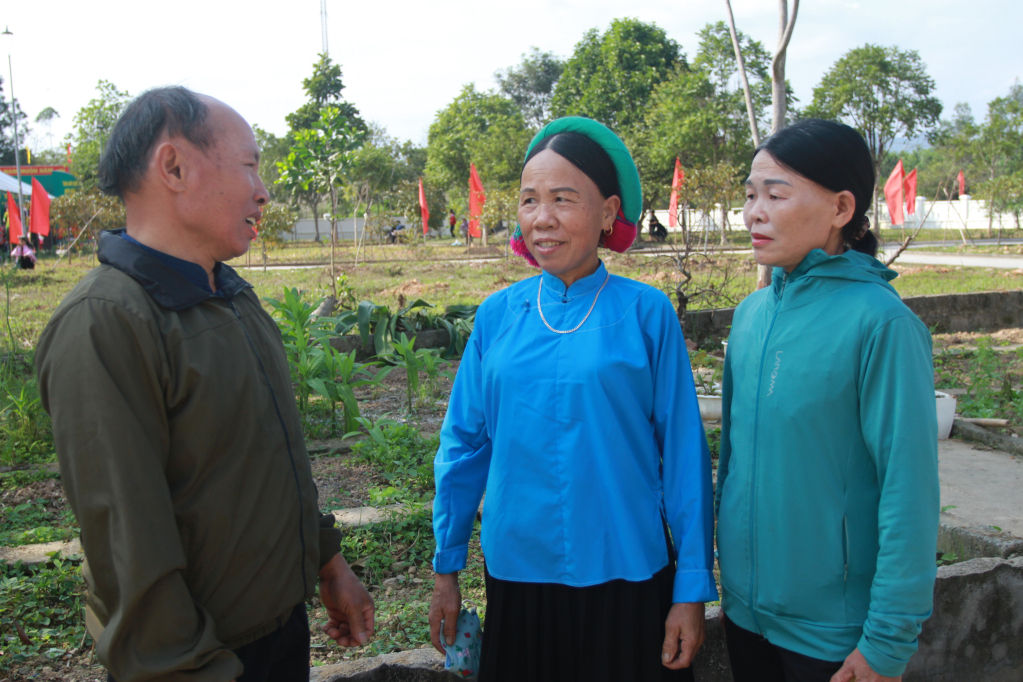  Ông Choỏng Sao Chắn, SN 1968, dân tộc Dao, thôn Phình Hồ trò chuyện với bà con người Sán Chỉ.