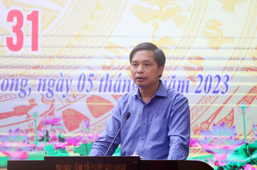 Đồng chí Vũ Văn Diện, Bí thư Thành ủy, Chủ tịch HĐND thành phố Hạ Long, phát biểu tại hội nghị.