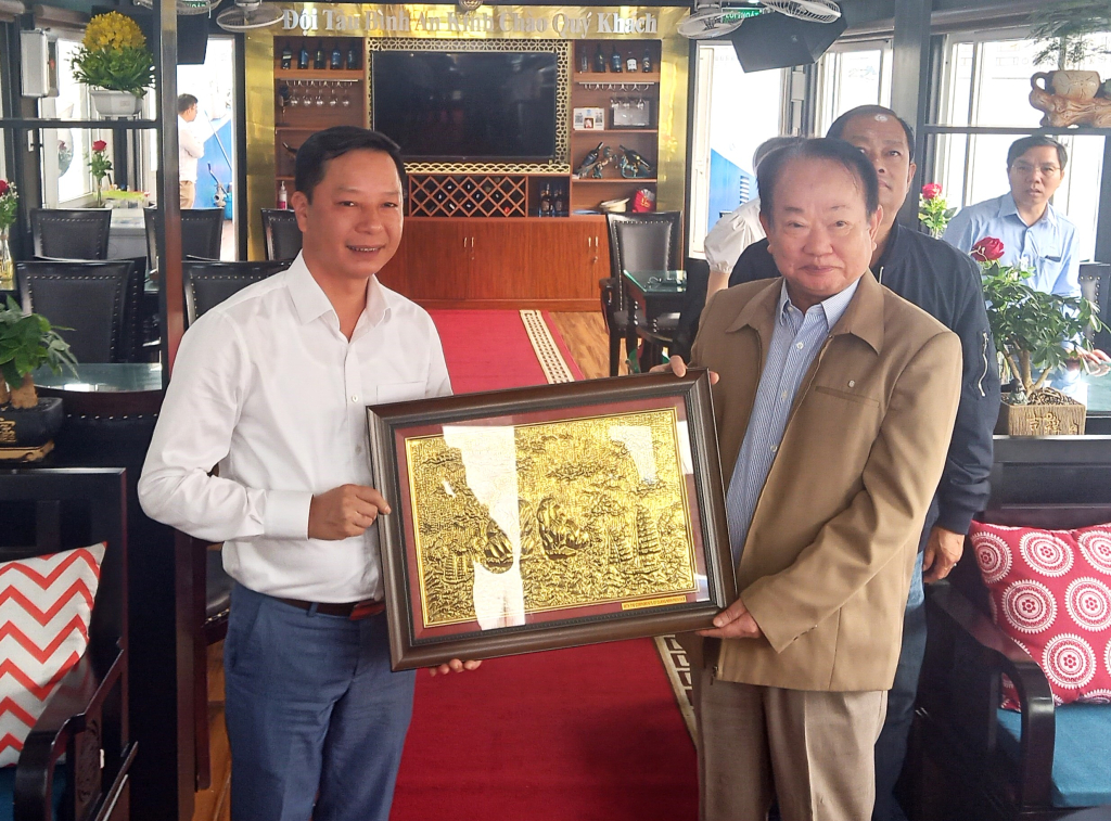 Đồng chí Lê Văn Ánh trao tặng phẩm lưu niệm cho Trưởng đoàn.