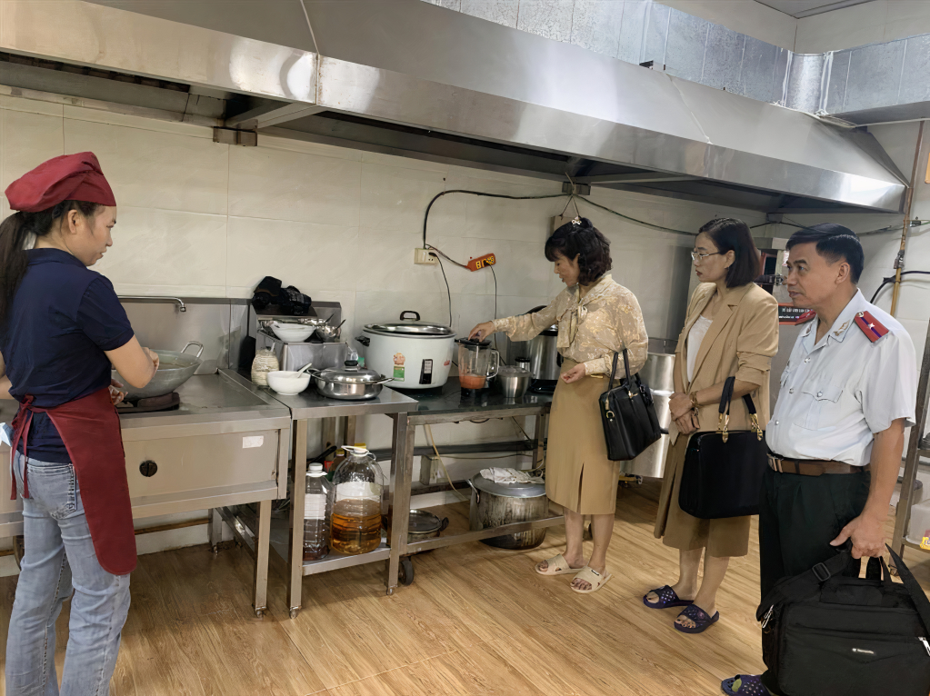 Hội LHPN tỉnh chủ trì giám sát vệ sinh ATTP tại bếp ăn của Trường Mầm non ABC Hạ Long (tháng 8/2022).