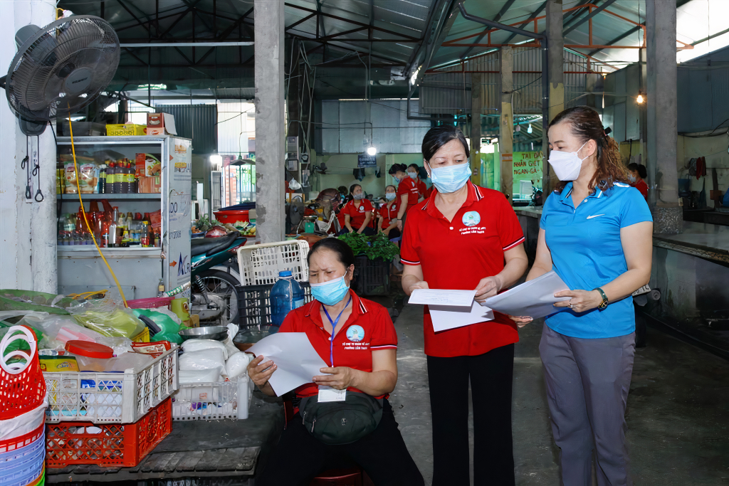 Các hộ kinh doanh do phụ nữ làm chủ tại chợ Cẩm Thạch (TP Cẩm Phả) ký cam kết thực hiện mô hình 
