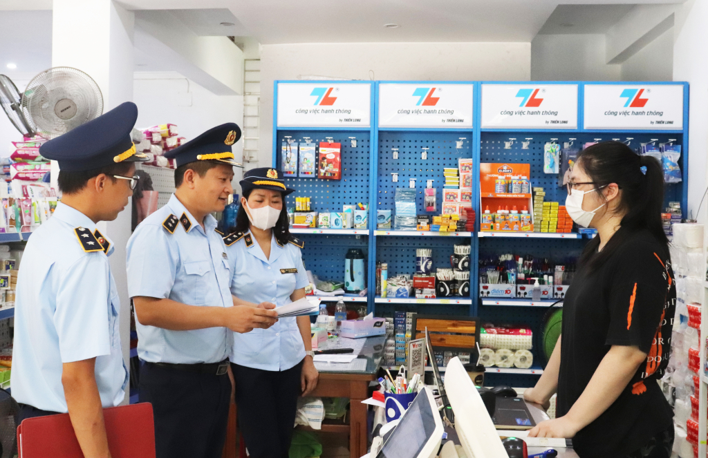 Đội QLTT số 5 tuyên truyền tới các đơn vị kinh doanh, buôn bán trên địa bàn TP Hạ Long thực hiện nghiêm các quy định trong kinh doanh, buôn bán.