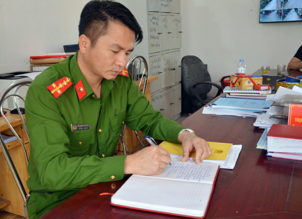 Đại úy Vũ Mạnh Khương, cán bộ Công an xã An Sinh trong giờ trực ban tại trụ sở.