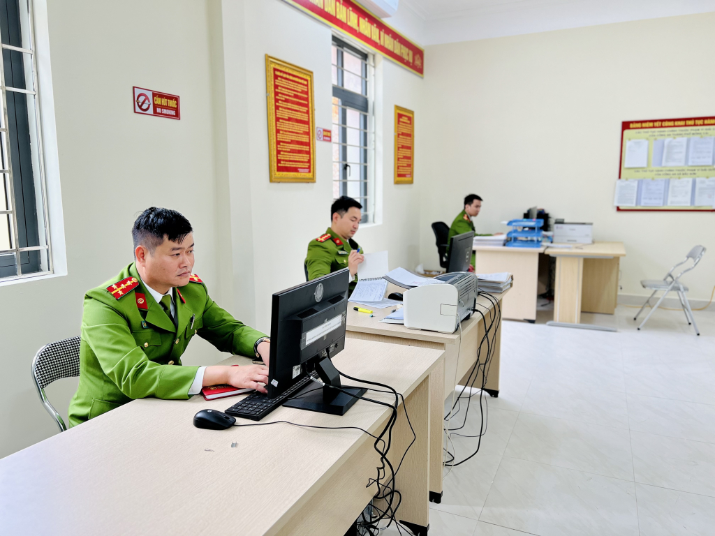 Cán bộ Công an xã Bắc Sơn (TP Móng Cái) làm việc tại trụ sở mới.
