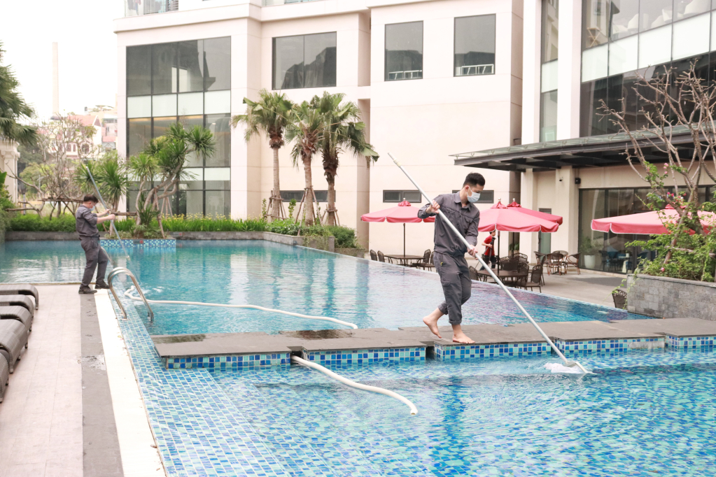 Khách sạn Best Western Premier Sapphire Hạ Long dọn dẹp bể bơi, chuẩn bị đón khách. 