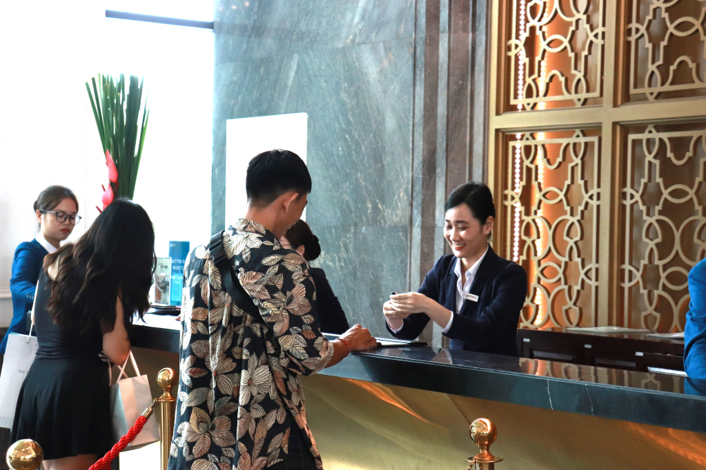 Du khách làm thủ tục nhận phòng tại khách sạn FLC Hạ Long. 
