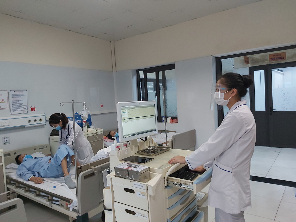 Y tá đọc y lệnh của bác sĩ trên hệ thống phần mền quản lý chung của bệnh viện để cấp thuốc cho bệnh nhân tại Bệnh viện Đa khoa tỉnh.