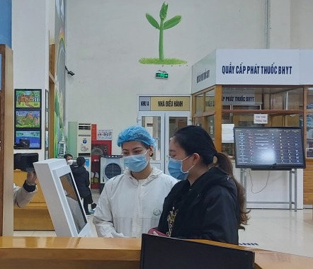 Hướng dẫn người dân quẹt thẻ lấy số KCB tại Bệnh viện Sản nhi tỉnh.