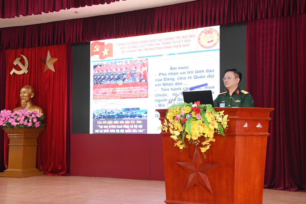 Ngay sau khai mạc, các đồng chí thí sinh tiến hành thi thực hành giang bài.