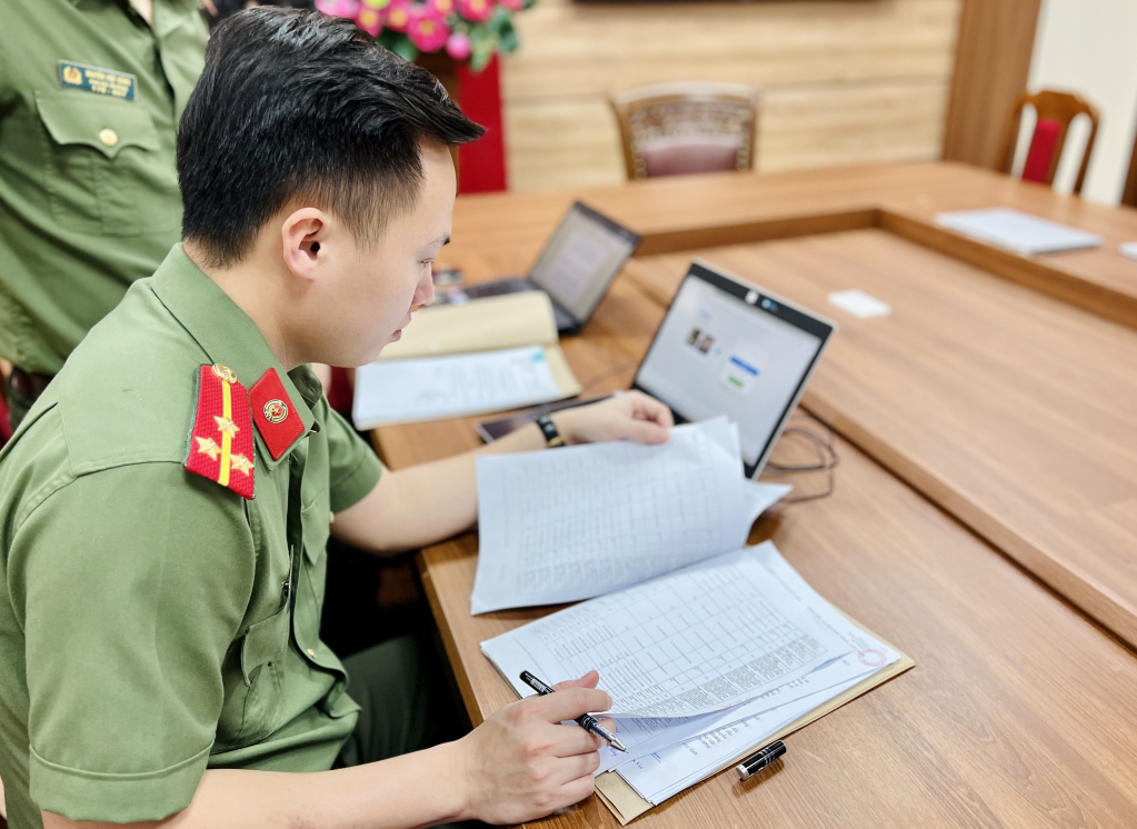 Thượng úy Phạm Quang Lộc rà soát các thông tin vụ việc.
