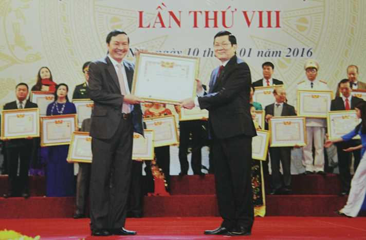 Nghệ sĩ Vũ Tiến Mác nhận danh hiệu Nghệ sĩ Nhân dân do Chủ tịch Nước Trương Tấn Sang tặng.