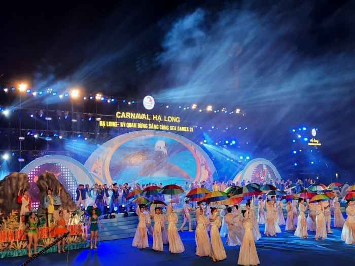 Tourists coming to Halong Bay will be dazzled by colorful and bustling atmosphere of carnival festival.