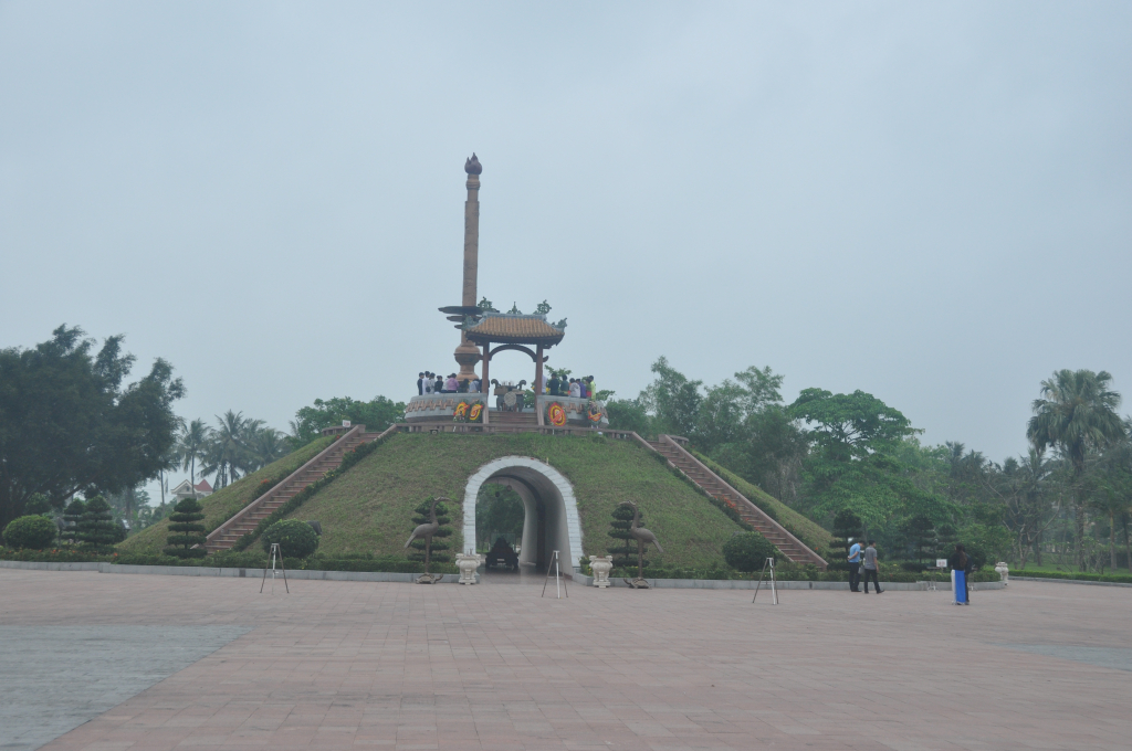 Đài tưởng niệm các anh hùng liệt sĩ tại Thành cổ Quảng Trị.