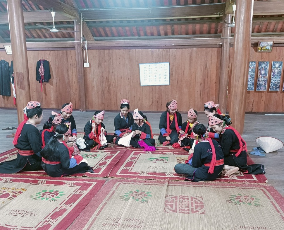 Các nghệ nhân dạy nghề thêu may trang phục truyền thống tại nhà sinh hoạt cộng đồng Người Dao Thann Y xã Bằng Cả (TP Hạ Long). Ảnh: Thu Trang (CTV)